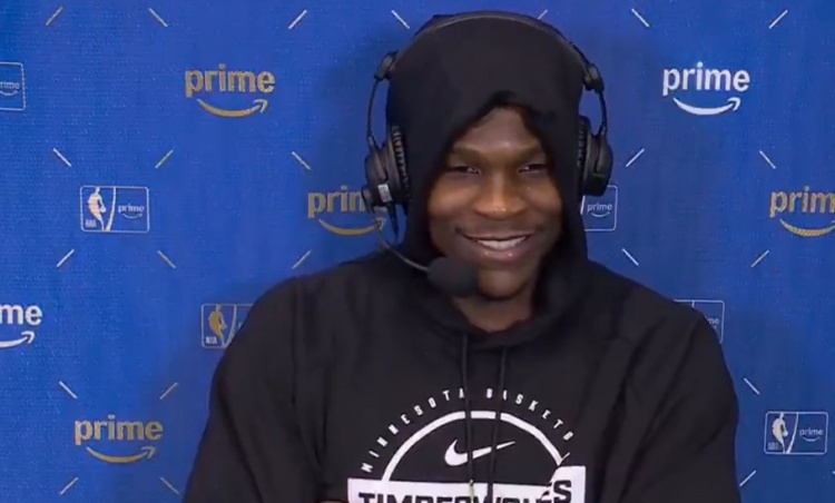 betvictor伟德公司-被韦德打趣偷学欧洲步&amp;挂挡拆！华子：你年纪轻轻就夺冠 我得看齐