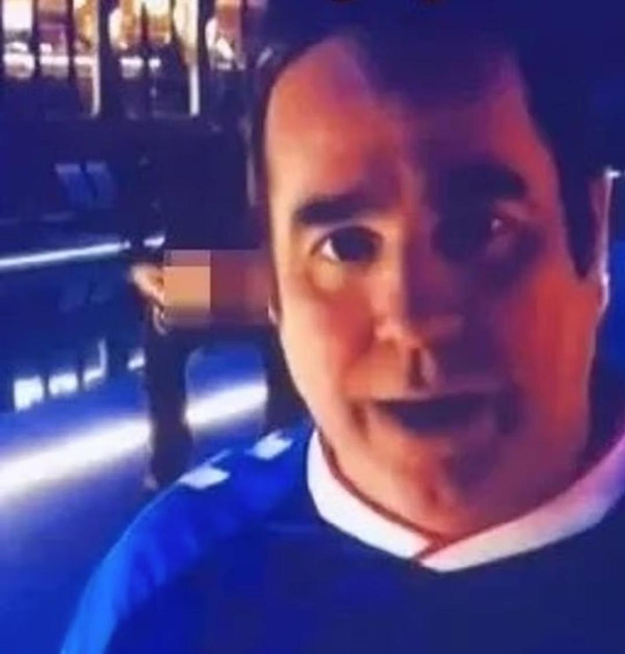 betvictor伟德官网-天空体育直播突发意外！球迷镜头前露屁股，主持人紧急道歉中断采访|桑德兰|戈默索尔|伯恩茅斯|博斯罗伊德|塔夫_新浪体育_新浪新闻