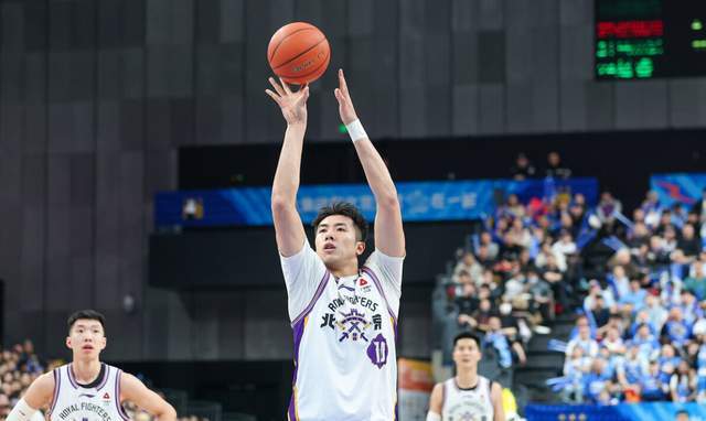 betvictor伟德官方网站-轰21+15又砍27+11！争议内线打成北控第一核心，闵鹿蕾没看错人